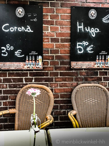 Café Hamburg Corona Hugo Prost Zum Wohl Korbstuhl