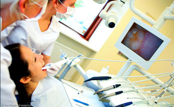 IIntraorIntraorale Kamera: Vergrößerter Blick in den Mund (© Yuri Arcurs - Fotolia.com)