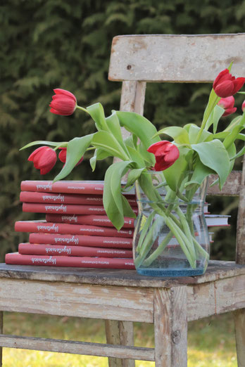 Vegetarisch Kochbuch und rote Tulpen