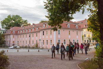 Reisegruppe am Haus der Frau von Stein, Weimar