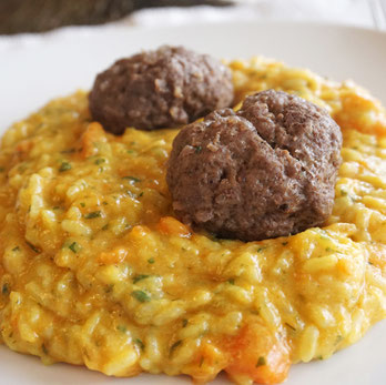 Karotten-Risotto mit Fleischbällchen