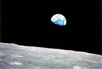 Earthrise, “il sorgere della Terra” è la prima foto del nostro pianeta, scattata da persone in orbita intorno alla Luna. L’immagine è stata catturata dall’Apollo 8, il 24 dicembre 1968. Febbraio 2020.