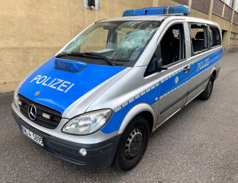 Zurück auf der Dienststelle, die zerstörten Reifen sind ersetzt