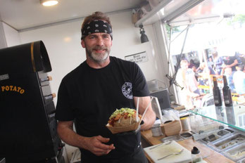 Jürgen Busch im Foodtruck mit frisch zubereiteter Backkartoffel /Kumpir