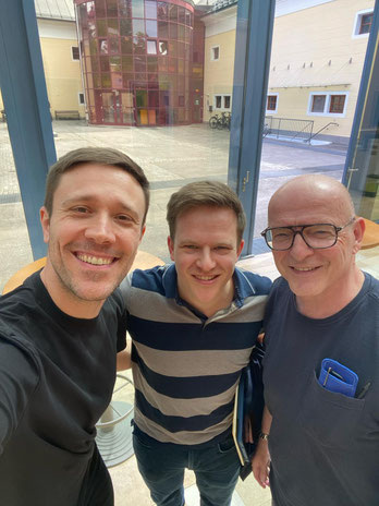 Chefdirigent Roberto González-Monjas, Perkussionist Christoph Sietzen und Komponist Christian Jost im Rahmen der Probenarbeit im Orchesterhaus. Foto: Roberto González-Monjas mit Christian Josts Handy.