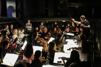 ©  Roberto González-Monjas im Rahmen einer „Zauberflöten“-Bühnenorchesterprobe  für die Mozartwoche 2026 mit dem Mozarteumorchester Salzburg im Haus für Mozart. Foto: Vivien Reichelt // Mozarteumorchester Salzburg.