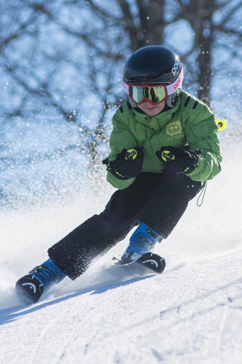 Kind am Skifahren auf Skipiste - erlebe in unserem Schneesport Feriencamp eine erlebnisreiche Wintersportwoche im Feldberggebiet