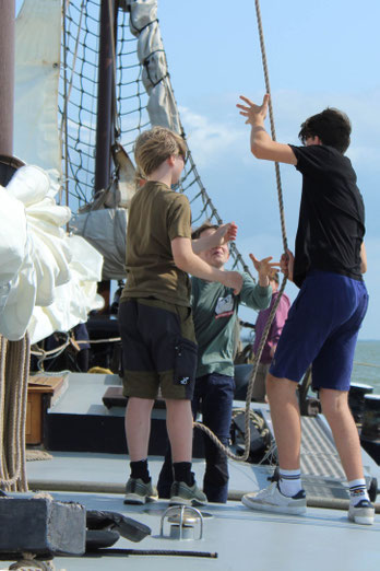 Jugendliche beim Segelsetzen - das Kidscamp auf dem Segelschiff
