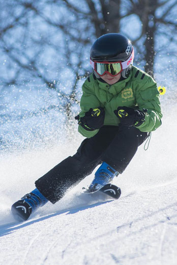 Schneesportferienlager für Teenager - gemeinsam Pistenspass und Winter erleben im Schneesportlager für Teenager