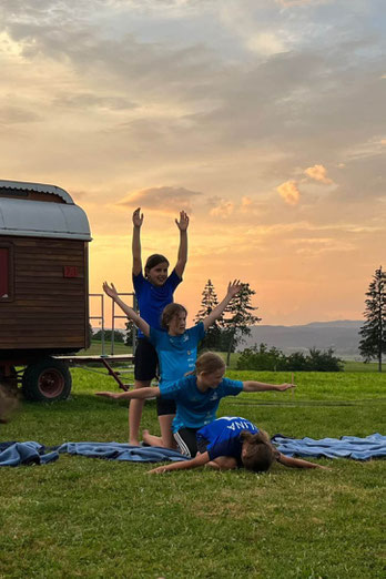 Sommercamp im Zirkusdorf - Jugendliche präsentieren einstudierte Zirkusnummer im Ferienlager