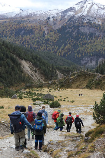 Gruppe unterwegs im Nationalpark - das ideale Ferienlager für Kinder und Teenager in den Herbstferien