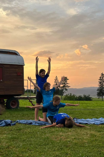 Kinder bei einer Zirkusvorführung im Zirkusdorf - das Kinderlager im Zirkus Castello bietet eine erlebnisreiche Zirkuswoche