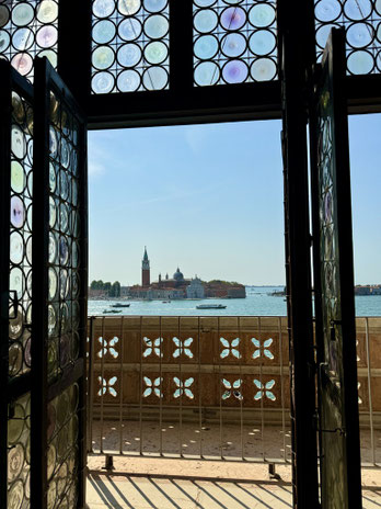 Blick aus einem der Säle auf die Lagune und die Isola San Giorgio