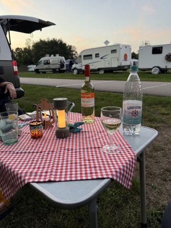 Rotes Karo zwischen Wohnmobilen - pure Reiselaune 