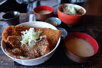 「ちんばた」の豚みそ漬けとわらじかつのＷ丼。