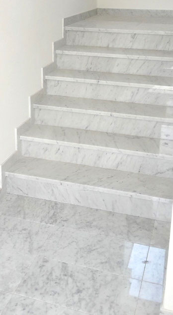Marmortreppe Bianco Carrara C poliert