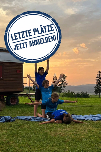Mädchen bei Zirkusvorführung - das Feriencamp Erlebnis Zirkus bietet eine erlebnisreiche Zirkuswoche