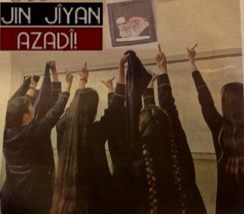 Skoleelever rækker fuckfingeren til  et billede af den islamske leder Ali Khamenei