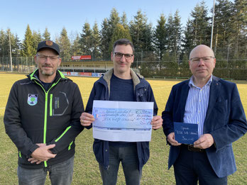 Von links nach rechts. BSK-Vorstand Georg Steiner, Lebenshilfe-Geschäftsführer Klaus Prestele und BSK-Schatzmeister Thomas Glüder. Bild Stefan Günter.