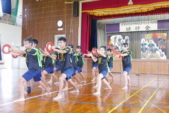 川平満慶太鼓の壮行公演が行われた=14日午後、川平中学校