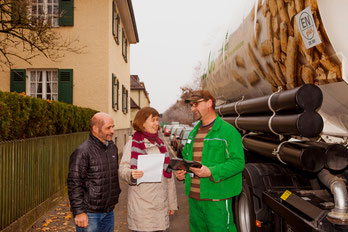 Pellethändler mit ENplus-Zertifikat sorgen für eine schnelle und schonende Anlieferung des Premium-Brennstoffs und bieten Kunden eine fundierte Beratung. Foto: DEPI, Berlin