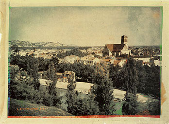 AGEN, un des premiers paysages photographiques en couleurs connus. (tirage en phototypie d'après les clichés originaux de 1877, Musée d'Agen).