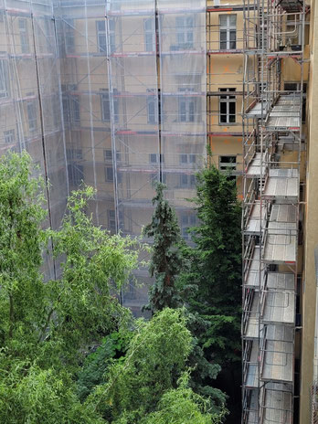 Nur ein fachgerecht montiertes Gerüst bietet umfassenden Schutz - Baustelle - Sanierung der Hausfassade - Mehrfamilienhaus - Hausbau - Einfamilienhaus - Aschaffenburg - München - Frankfurt - Bayern