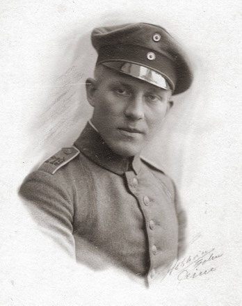 Porträtfoto des jungen Soldaten Emil Gehrmann als Mitglied der 9. Kompanie des Reserve-Infanterie-Regiments Nr. 219, aufgenommen beim Fotostudio Fritz Helbsing Sohn, Peine