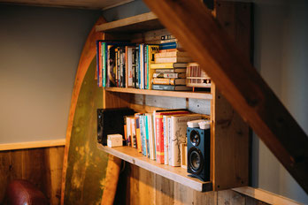 本棚とサーフボードのある部屋