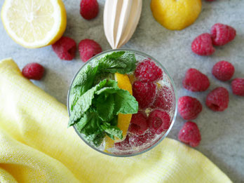 Zitronen-Minz-Soda mit Himbeeren