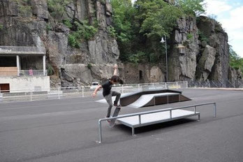 Skate Parc Annonay Ouvert pour skate et rollers. Il dispose d’un lanceur, une barre de slide, une table, un box, un banc, un module pyramide, un quater half pipe.