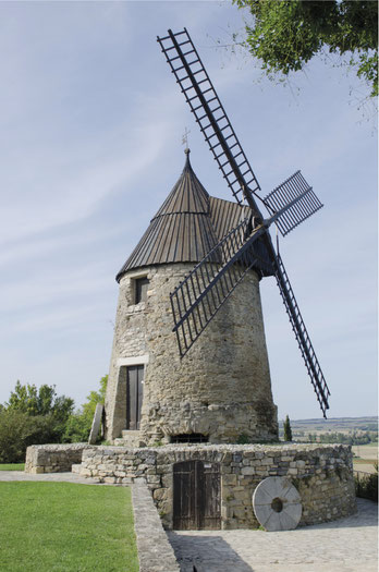 Le moulin de Cugarel est construit en pierre du pays, il est typique des moulins à vent du Lauragais avec sa forme tronconique; Restauré en 1962, il possède encore tout le mécanisme intérieur. Crédit photo : Couleur Média