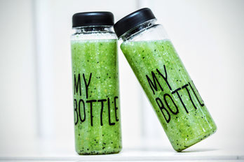 Zwei Flaschen gefüllt mit grünem Smoothie Rezepte auf natürlichgesundleben.info