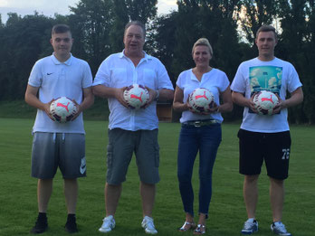 Die neuen Spielbälle vom SV Horneburg. Überreicht von Familie Lorenz aus Oer-Erkenschwick. V.l. Tobias Guse. Siegfried Lorenz, Petra Lorenz, Neuzugang Michael Schellhase