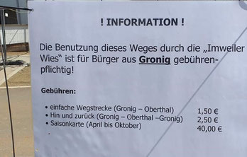 Am Bauzaun der Imweiler Wies befestigt.