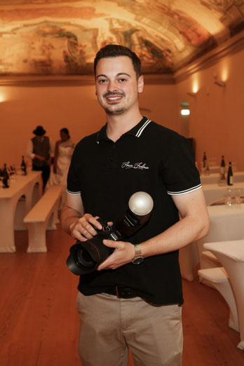 Florian Fredlmeier Fotografie, Fotograf, Neuötting, Hochzeitsfotografie, Personenfotografie, Paarfotografie, Familienfotografie, Studioportrait, Portrait, Freundlich, Herzlich, Emotional, Echt, Businessfotografie, Eventfotografie, 