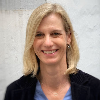 Portrait Judith Lischer mit schwarzem Blazer und blauem T-Shirt.