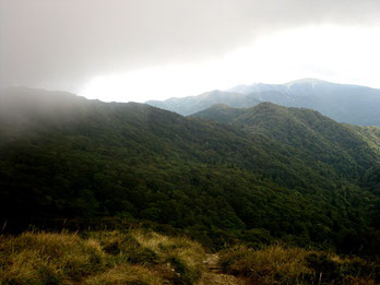 武奈ヶ岳からシャクシコバノ頭・烏谷山・蓬莱山を望む