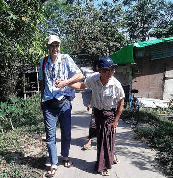 THIERRY CUBEROS (fondateur et chargé de communication de PASDB), ici avec U Aye Thein, responsable d'une ONG dans le bidonville de Dala, qui octroie des microcrédits à des familles comprenant un membre handicapé dans le foyer. Téléphone : 06 82 40 57 03.