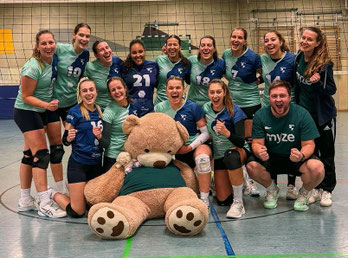 So sehen Sieger aus: Damen-1 nach 3:1-Erfolg im Stadt-Derby gegen den ART - nur das Maskottchen ist erschöpft