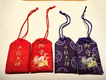 十社大神オリジナル神馬御守　午年（うまどし）　赤と紺色　鷹乃羽紋入り
