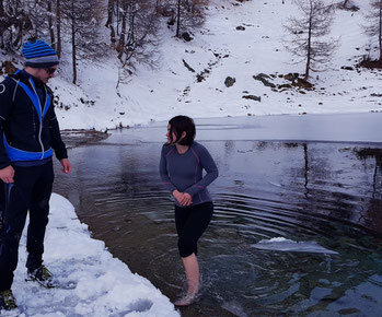 Immersion dans un lac de montagne en hiver