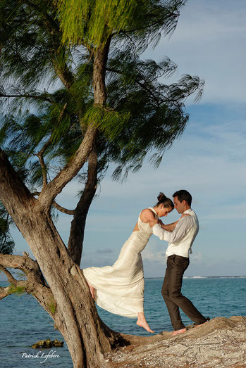 Jeunes mariés à Raiatea, Polynésie Française