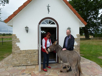 Annette Engelhardt mit Michael schulze vor der St. Leonhard Kapelle auf der Ballermann Ranch in Niedersachsen