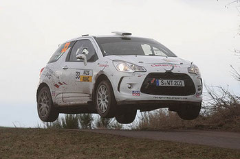 Beim ersten Lauf zur Deutschen Rallye Meister-schaft, der Saarland-Pfalz Rallye am 3. und 4. März, debütierten Sebastian von Gartzen/Peter Loth zum ersten Mal in ihrem neuen, reinrassigen Rallye-Fahrzeug: