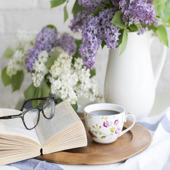 café, livre et bouquet de lilas