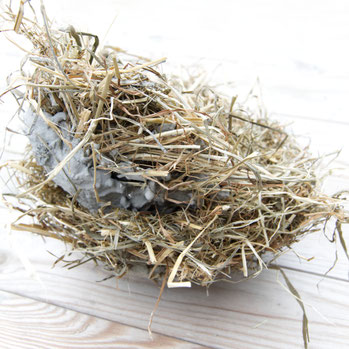 DIY Easter nest made with PASiNGA from concrete and hay