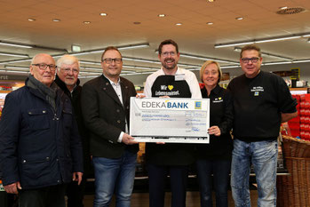 Januar 2020. MDB Stefan Stracke kassiert bei Edeka 541 € zu Gunsten des Heimatdienst Dirlewang. Die Fam. Böhm erhöhte auf 750 €.