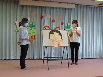 福笑いに挑戦中。子ども達の「上だよ~みぎ~」などの声で見事に仕上がりました。