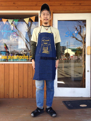 and wander（アンドワンダー）printed denim apron